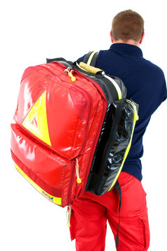 Ersthelfer mit Notfallrucksack