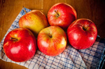red apples