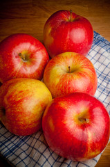 red apples