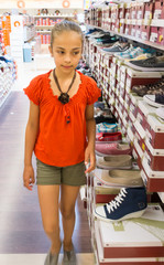 junior dans un magasin de chaussures