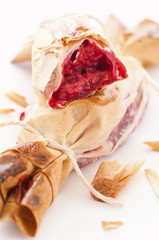 Gebäck mit Früchtefüllung