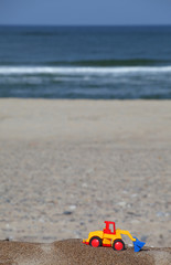 Obraz premium Spielzeugbagger am Strand