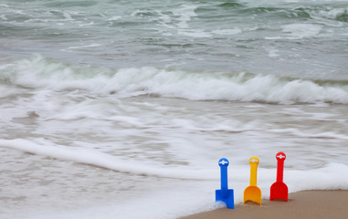 Spielzeugschaufeln am Strand