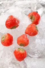 Gordijnen Aardbeien op ijs © shulevich