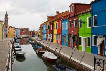 Fototapeta na wymiar Burano, kanał i kolorowe domy.