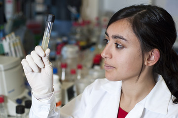 Mujer científico mirando muestra