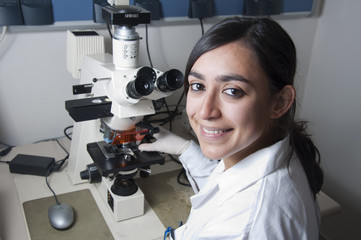 Investigadora en laboratorio con microscopio