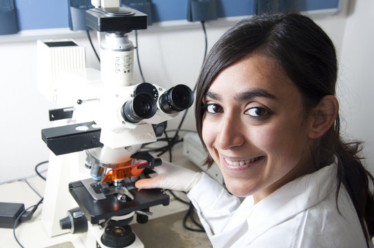 Investigadora en laboratorio con microscopio