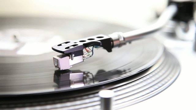 Vinyl auf einem Plattenspieler