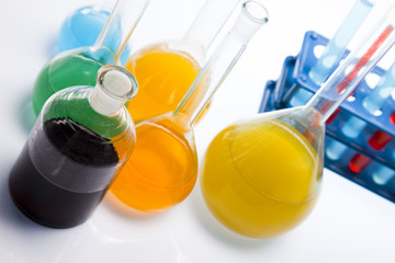 Laboratory glass containing liquid color