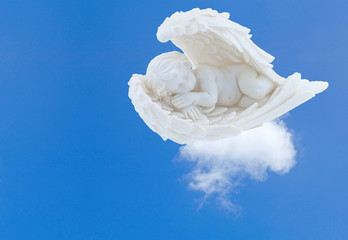 ange endormi sur nuage