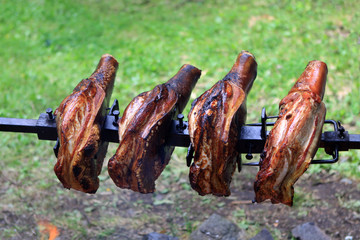 Schweinefleisch am Spieß