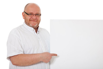 Erwachsener Mann zeigt auf weißes Schild