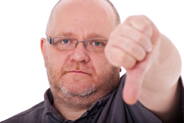 Erwachsener Mann zeigt Daumen runter