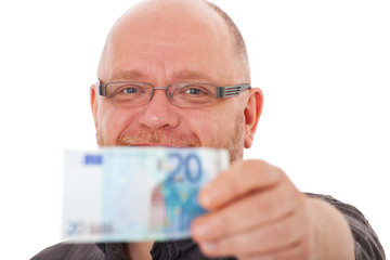 Erwachsener Mann hält 20 Euro