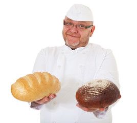Bäcker hält zwei frisch gebackene Brote
