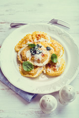 Panzerotti with blue cheese sauce and spinach (shabby chic)