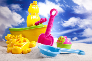 Fototapeta na wymiar Kolorowe plastikowe zabawki na plaży