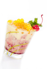 Cocktail mit rotem Sirup und gelben Bobas