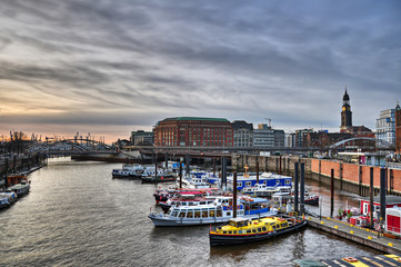 Fototapeta na wymiar Hamburg i barki