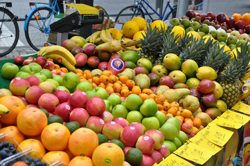 frisches Obst an einem Obststand