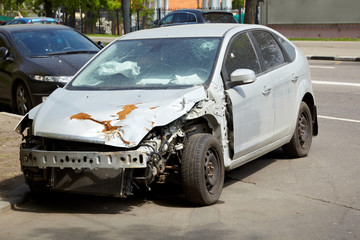 Obraz na płótnie Canvas Samochód po wypadku - wypadł z grzejnika, zmięte zardzewiały kaptur