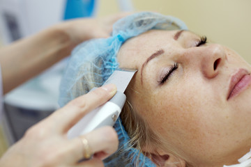 Obraz na płótnie Canvas Woman gets a skin treatment in beauty salon