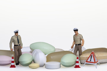 Polizisten mit Tabletten