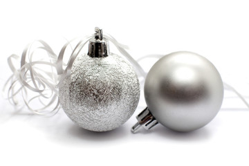 boules de Noël argentées