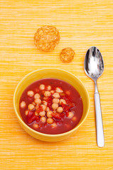 Suppe mit Kichererbsen und Löffel