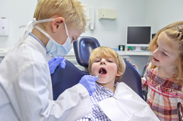 Kinder spielen Zahnarzt