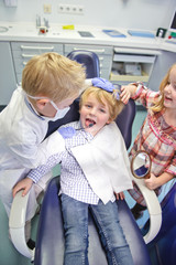 Kinder spielen Zahnarzt