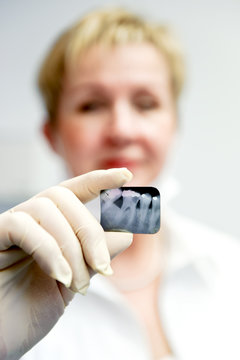 Zahnärztin mit Röntgenbild