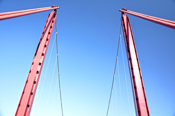 Hacia el cielo, mástiles de un puente, Toledo, España