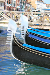Fototapeta na wymiar Prows gondole w Wenecji - Włochy
