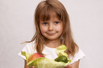 Dziewczynka z warzywami - 42740616