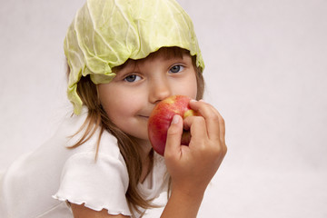 Dziewczynka z jabłkiem - 42740618