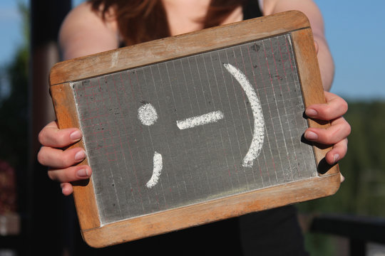 alte Schultafel mit Emoticon