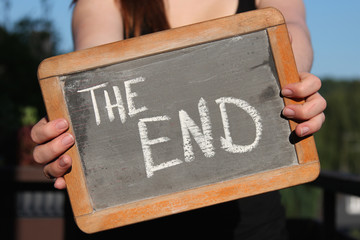 alte Schultafel mit Kreideschrift 'THE END'