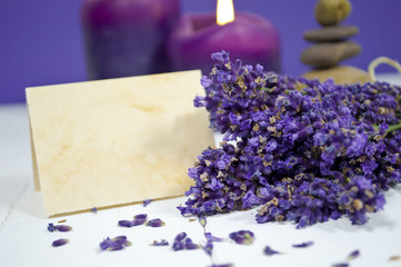 Lavendel mit Karte und Kerze