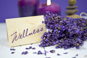 Lavendel mit Karte Wellness und Kerze