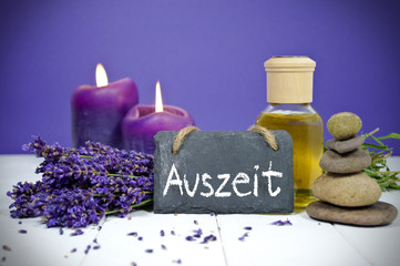 Lavendel mit Schiefertafel und Auszeit