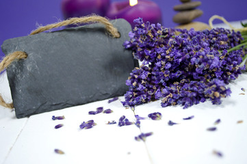 Lavendel mit Schiefertafel