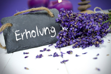 Lavendel mit Schiefertafe, Erholung und Kerze