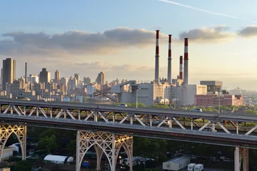 Fototapeten Queensboro Bridge und Big Allis Power Plant, New York © GordonGrand