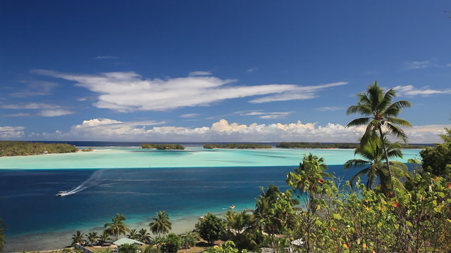 Lagoon in French Polynesia q