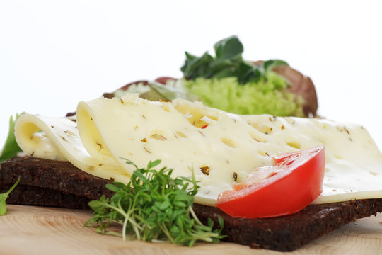 B&auml;rlauchk&auml;se auf Schwarzbrot