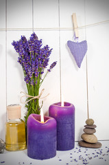 2 Kerzen mit Lavendel, Kerzen und Steinen und Duftöl