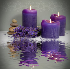 3 Kerzen mit Lavendel, Kerzen, Steinen und Wasserspiegelung