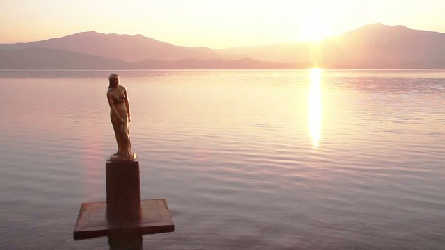 朝日に照らされる田沢湖